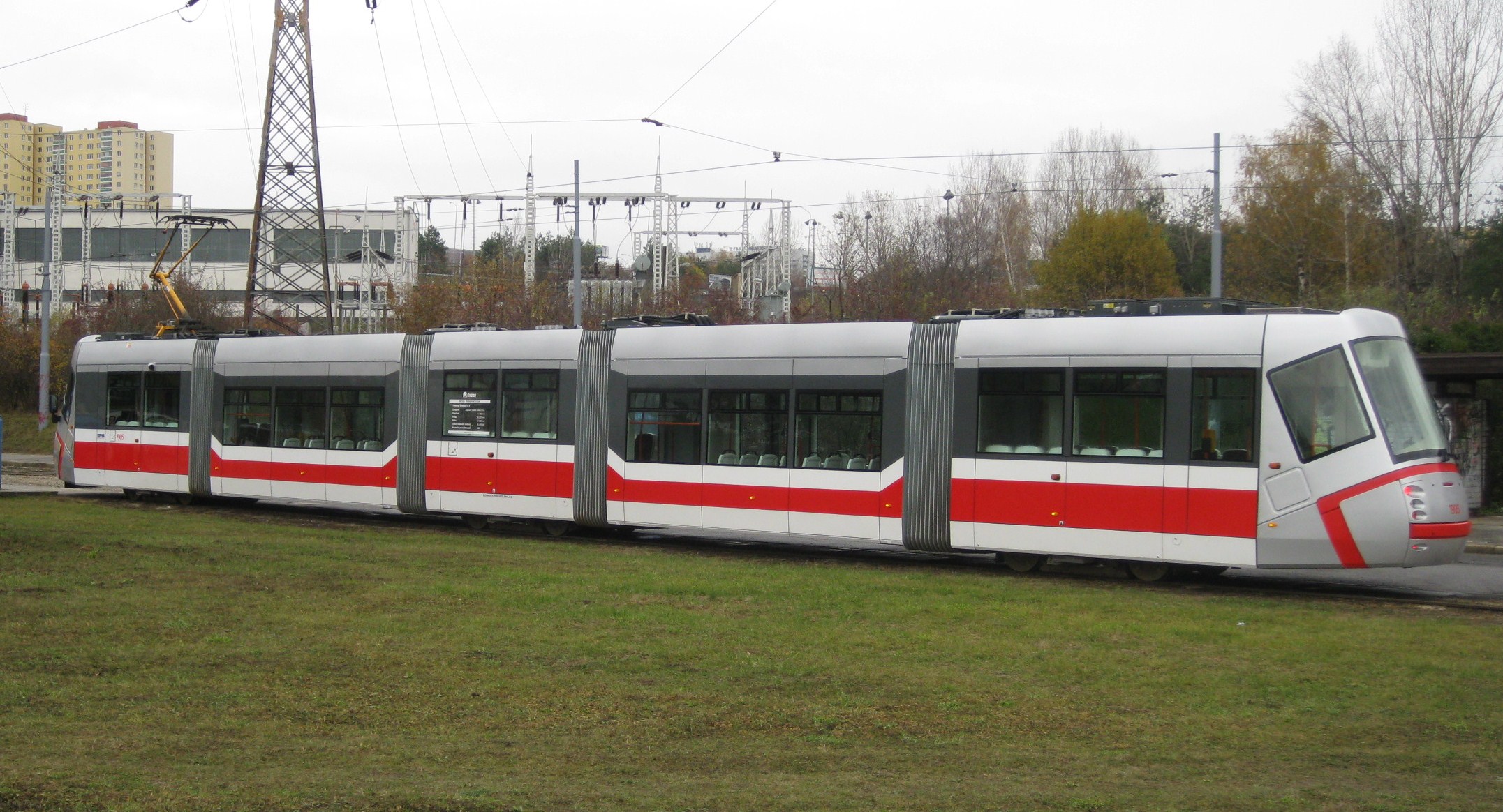 Tramvaj 13T ev.č. 1905 na konečné Starý Lískovec, smyčka.