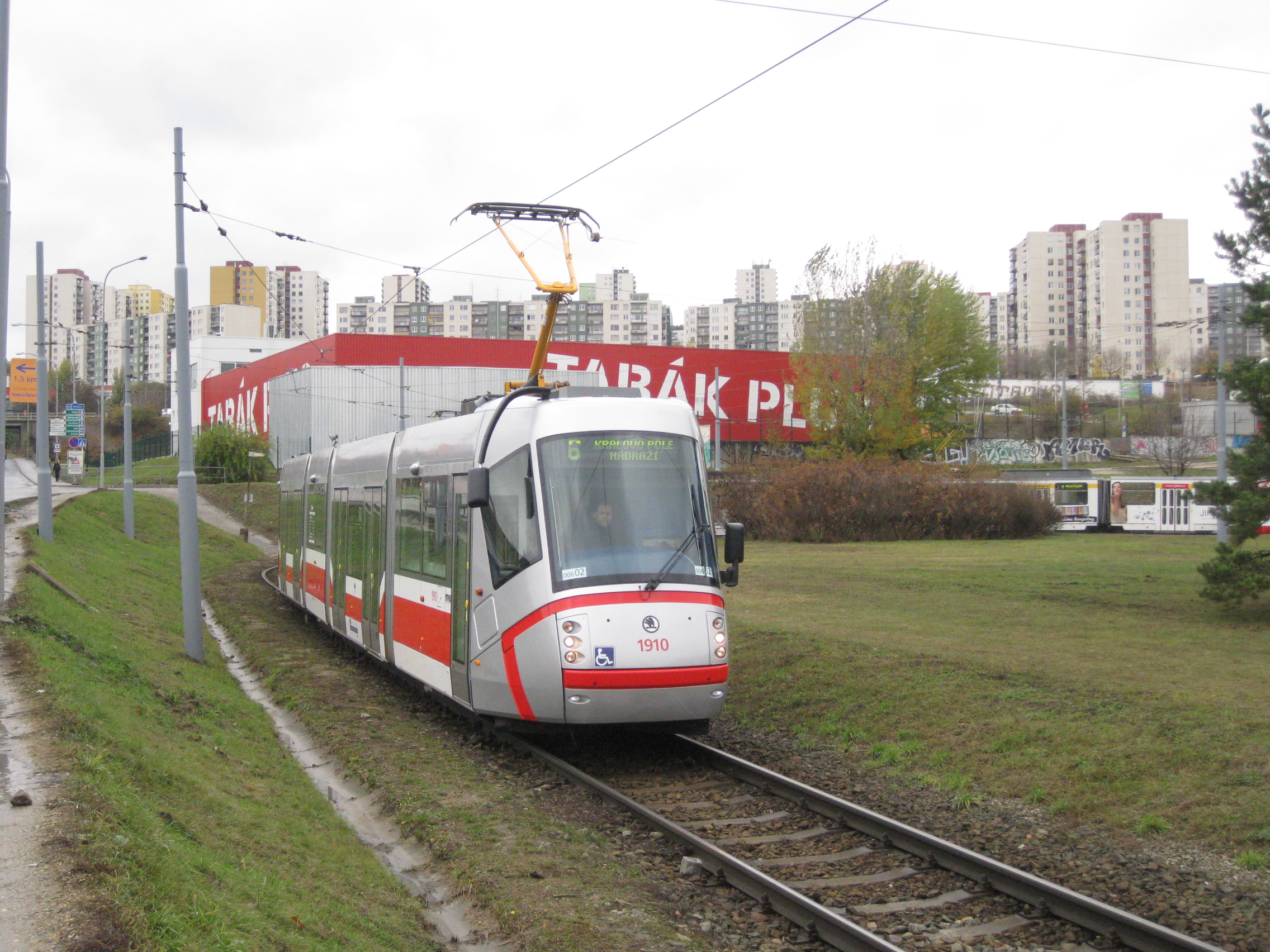 Tramvaj 13T ev.č. 1910 odjíždějící z konečné Starý Lískovec, smyčka.