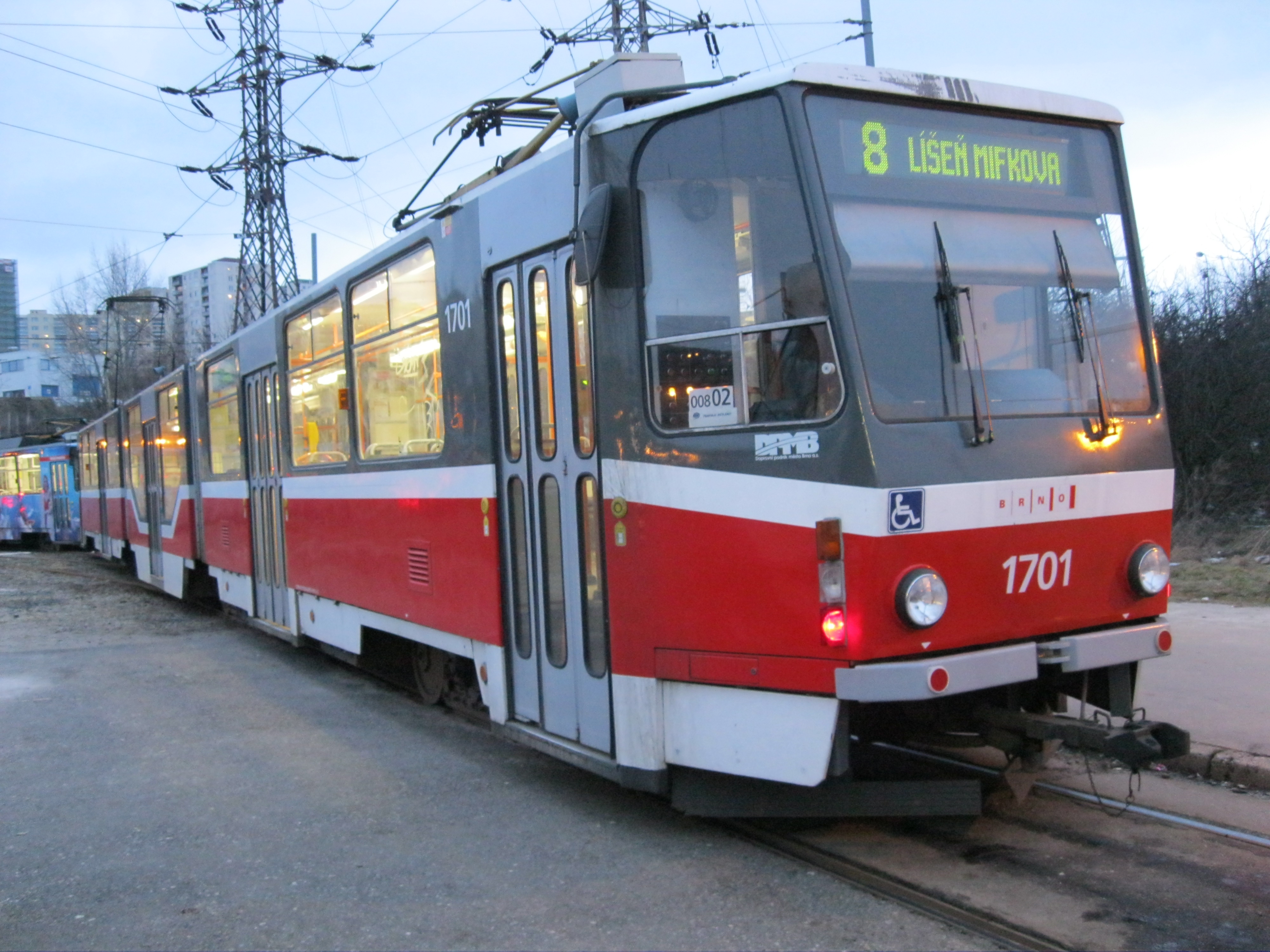 Tramvaj KT8D5R.N2 ev.č. 1701 na konečné Starý Lískovec, smyčka.